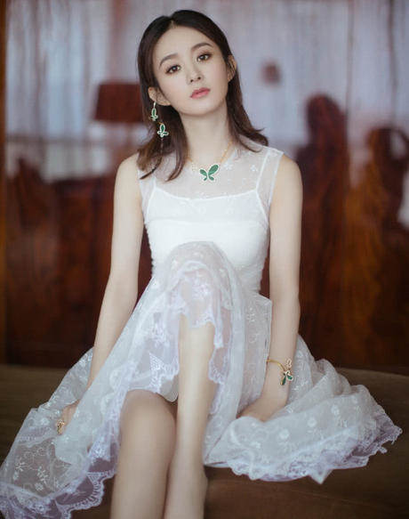 赵丽颖穿白裙超仙，却不知从哪刮来阵“妖风”，惊现眯眯眼好萌！