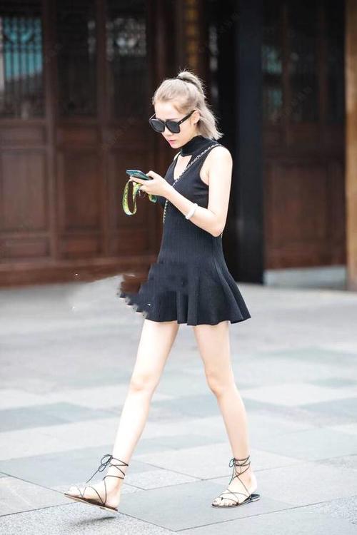 街拍：裸色吊带连衣裙，美女穿在身上超有女人味