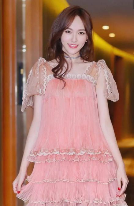 同样穿粉色裙子，李沁是公主，刘诗诗是女神，各有各的特色