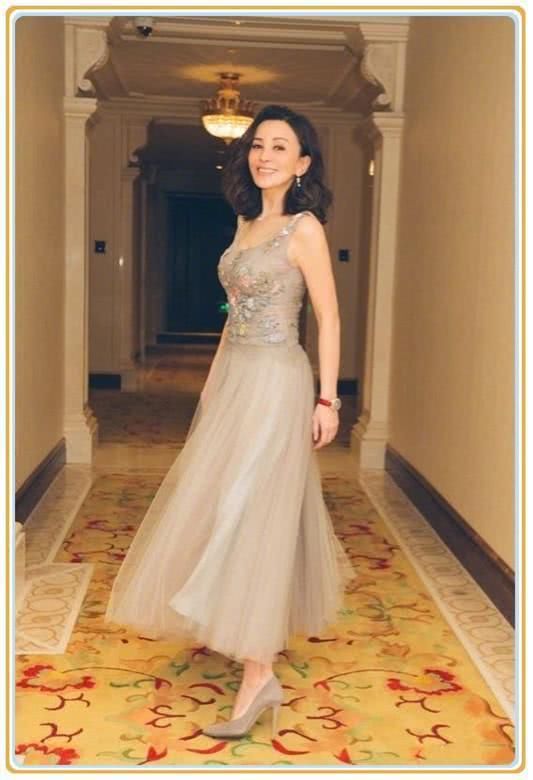 厉害了王琳!48岁还能撑起吊带裙，网友:上围是大写的骄傲!