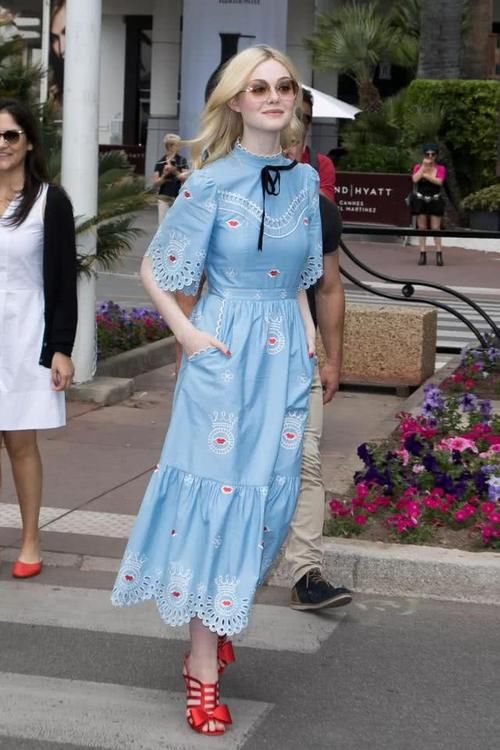 杨幂身穿月光白的蕾丝裙出席活动,宛如仙女下凡,这搭配风格太好了