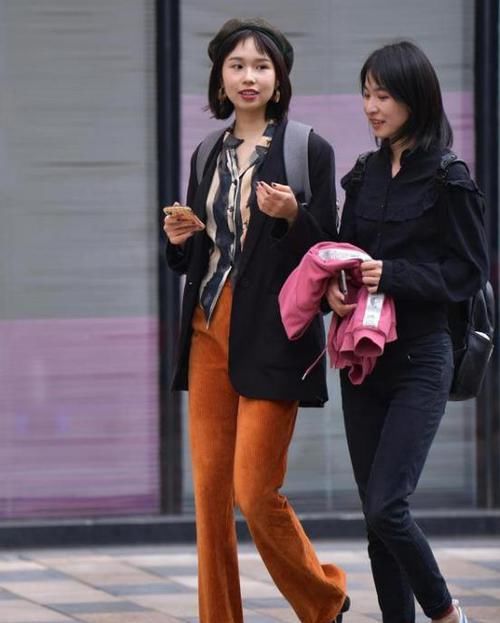  『搭配』养眼女神街拍：月貌花容的小姐姐，一件白色一字肩配牛仔短裤，青春靓丽美