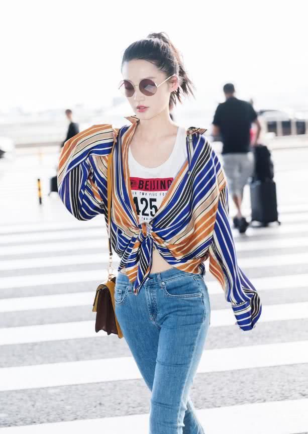 李沁太会玩了，竟改高跟鞋当成拖鞋穿，却把脚穿得扁扁的！