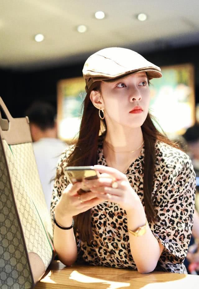 #豹纹设计#宋妍霏是新一代“时髦女神”,穿豹纹衬衫配阔腿裤,慵懒风太高级