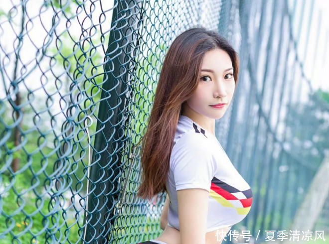 街拍：清爽干练长腿的小姐姐，凹凸身材,穿出不一样的潮流！