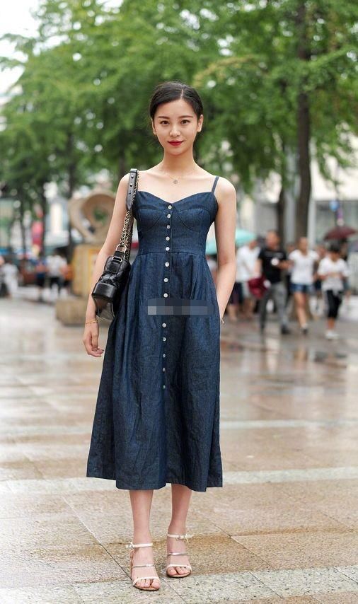 街拍:微胖美女们穿紧身衣，“凹凸”的身材曲线，美到“炸街”!