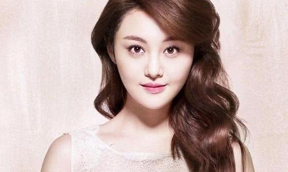 男星张恒回应与郑爽恋情，正版：爱了9年的姑娘，给她买条裙子穿