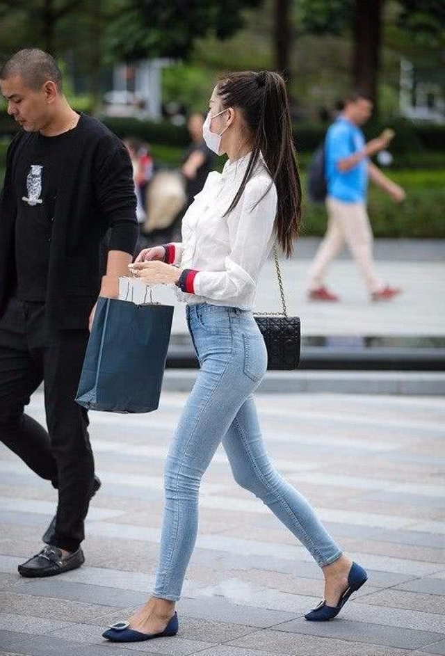 美女|路人街拍,美女搭配粉红色抹胸,看起来魅力十足