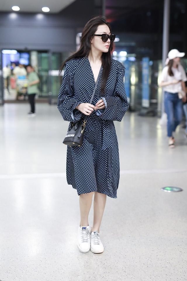 一向玩性感的张馨予，穿个宽大的衣袖裙看着都不习惯了！