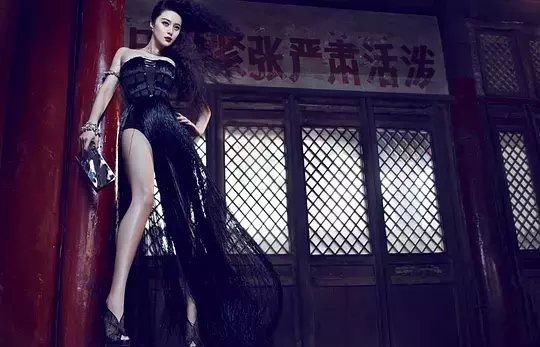 范冰冰穿裙子没谁了!上身仅用几朵花遮挡,隐约可见的腿才是亮点