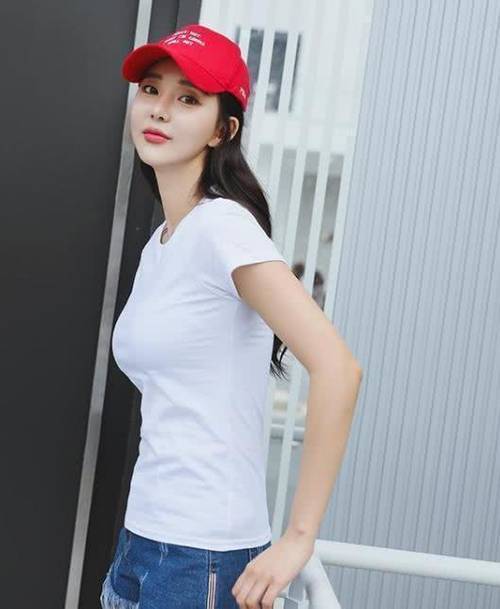 街拍:楚楚动人美丽大方的小姐姐,妩媚动人十分时尚!