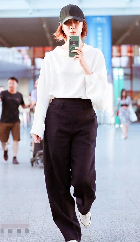 王珞丹太不爱干净了!白色帆布鞋快变黑色帆布鞋了，竟还有油渍