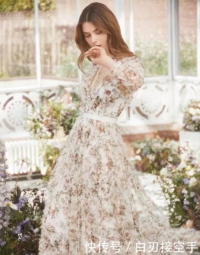  『花朵』2020开春 流行穿“开满花”的裙子，谁穿谁美！
