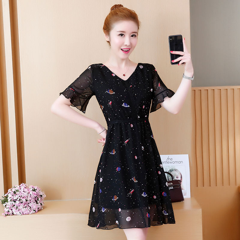 不用过分的装饰也能时尚，一条修身连衣裙，尽显温文尔雅的女人味