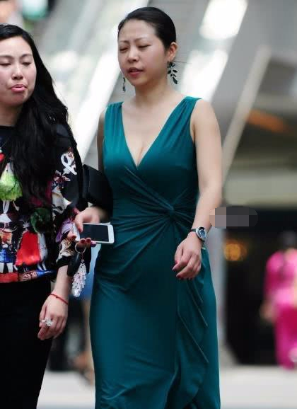 成熟气质小姐姐深V长裙性感出街，丝绸长裙穿出女性古典风姿