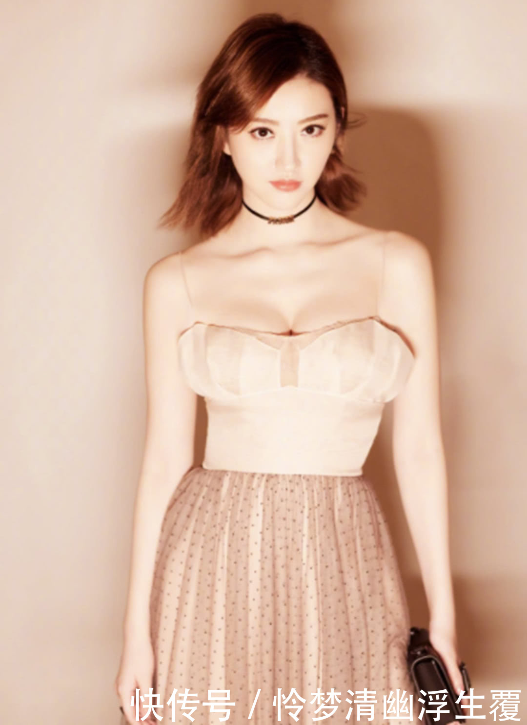 景甜胆真大！为秀长腿穿“巴掌大”短裤走机场