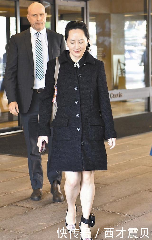 「脚铐」华为老总长女戴脚铐也优雅!神情淡定又从容,同父异母妹妹更迷人