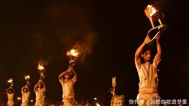 恒河夜祭，一场赞美河神的不变传奇，古老震撼不论风雨持续数百年
