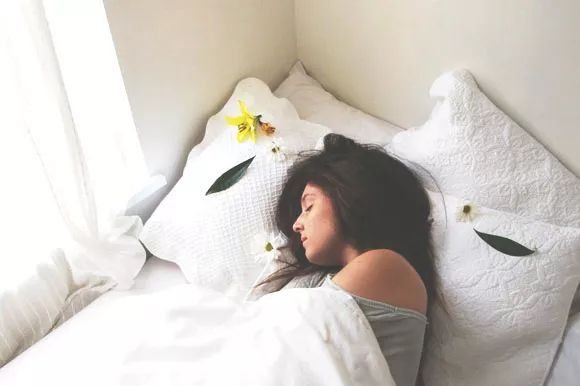 实用 | 睡前一个小动作，皮肤紧致水嫩，50岁都不长皱纹!