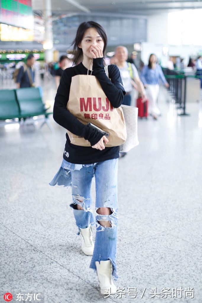 郑爽胸小但志气大 她穿的这些都超适合“飞机场”身材