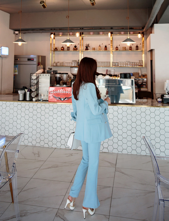 女神孙允珠，峡湾海岸初恋系温柔浅蓝西装