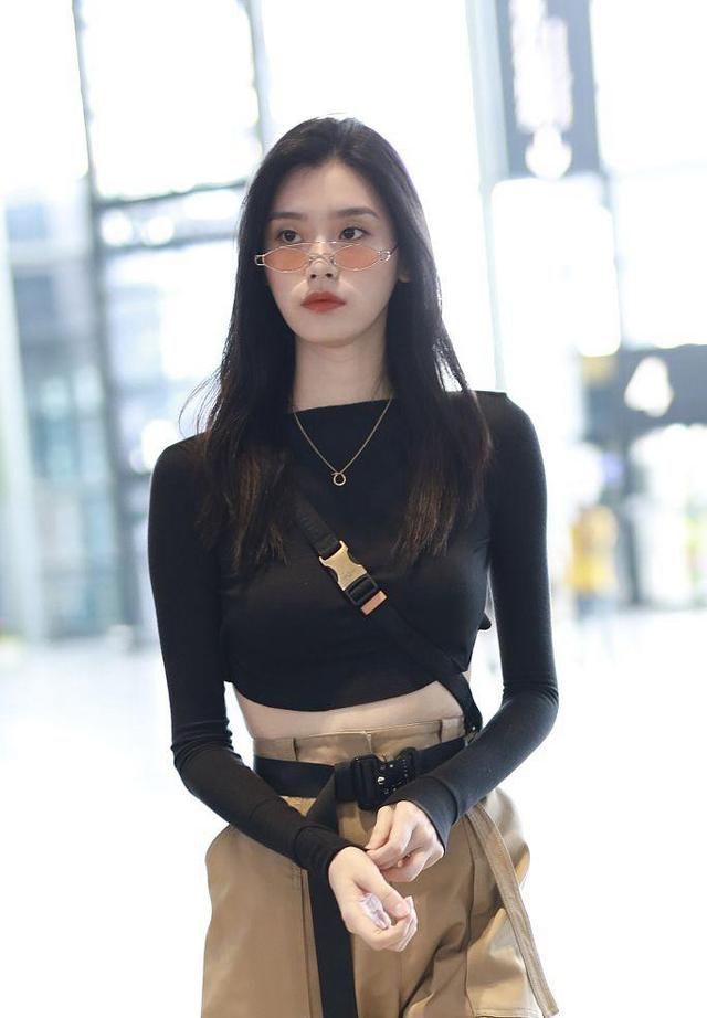 奚梦瑶机场不仅穿个大粗裤子,还秀露背装,网友:超模任性啊!