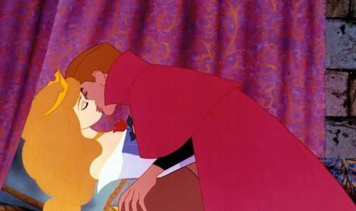 迪士尼公主才会干的事情，美人鱼用叉子梳头，乐佩拖着长发去扫地