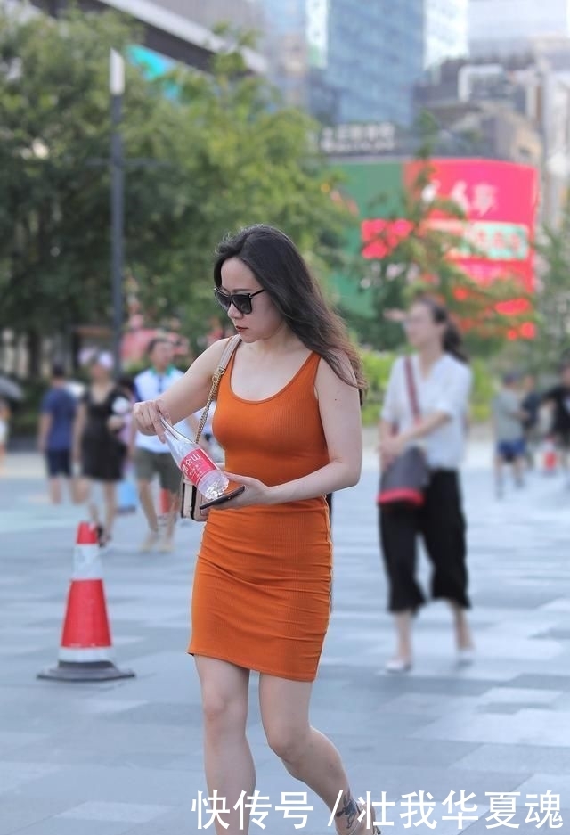 『橘色』美女穿橘色针织紧身裙,搭配一双高跟凉鞋,穿出好身材很有女人味