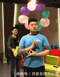  没事@搞笑GIF：切，你看我这手机摔了多少次了都没事