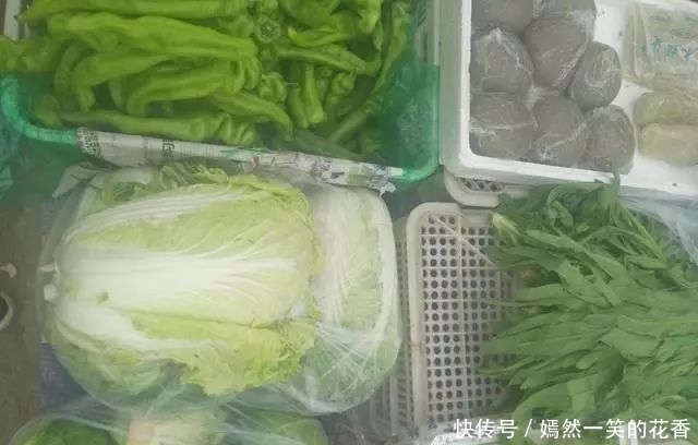 农民进城卖蔬菜，要过三关，怪不得城里蔬菜那么贵