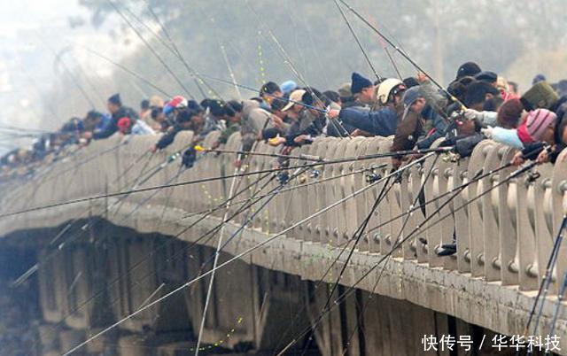 钓鱼不要再用蚯蚓了！只要农村一“妙物，河里一丢，好用还不贵