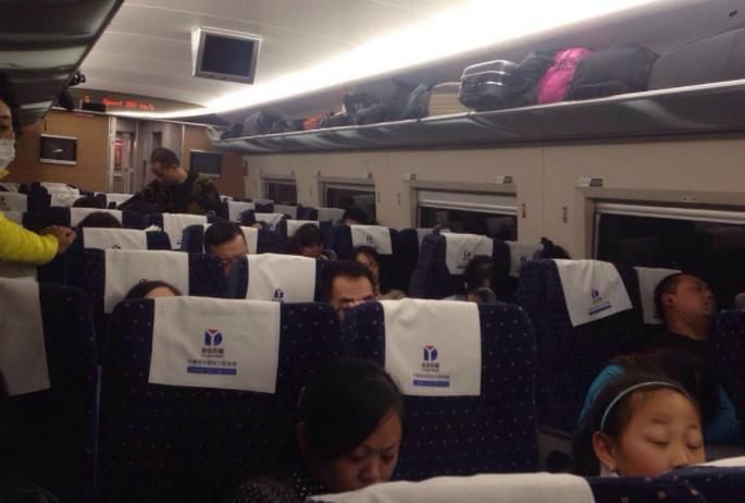 坐火车时，总发现一些没票上车的人，他们是如何上车的？