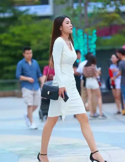  『气质』街拍：小美女身穿套裙，脚踩黑色的高跟凉鞋，显得整体气质非常突出