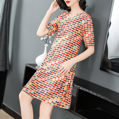 蚕丝裙,穿起来惊艳四方,彰显出妖娆的魅力身材,女人之首选