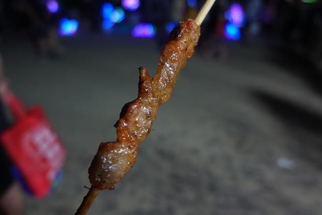 50岁大叔在海边卖羊肉串，4元一串，一天至少卖出3万串，赚翻了!