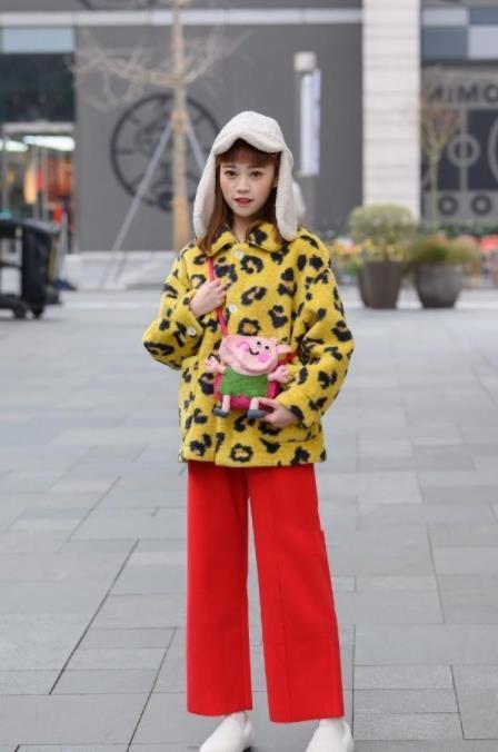  针织衫：街拍：肤白貌美的小美女，身穿时尚的热裤紫色的针织衫，可爱清新唯美动人