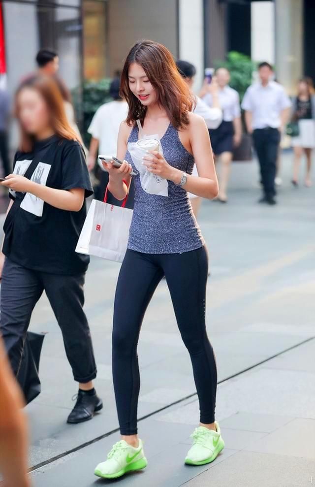 街拍：紧身运动衣的长发小姐姐气质有型，凹凸有致的身材很好看！