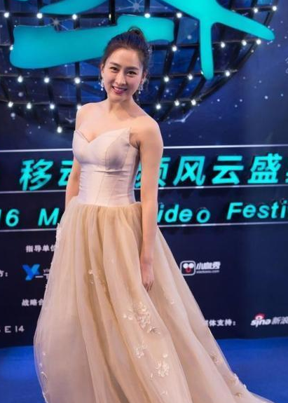 马苏胆真大！“毛毛虫裙”也敢往身上穿？网友：你的时尚我不懂！