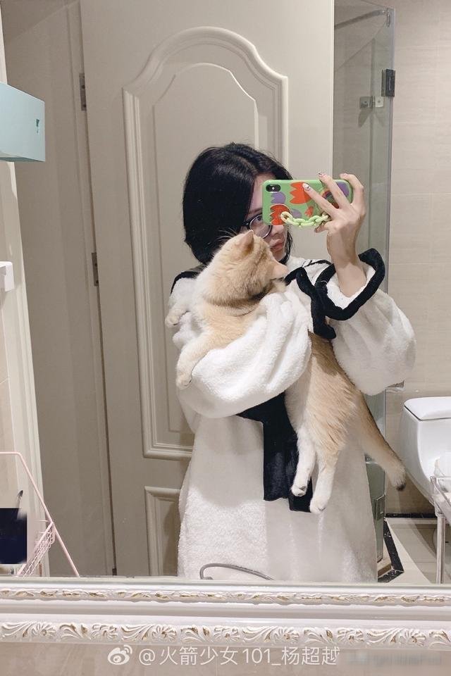  ＂promot_title＂:＂{\＂i8\＂: \＂我，2岁，话都不会说，初吻就被一只狗「夺走」了……\＂火箭少女101集晒拥抱，美丽又温柔的小姐姐在家里也这么时尚，春天这么穿太美了