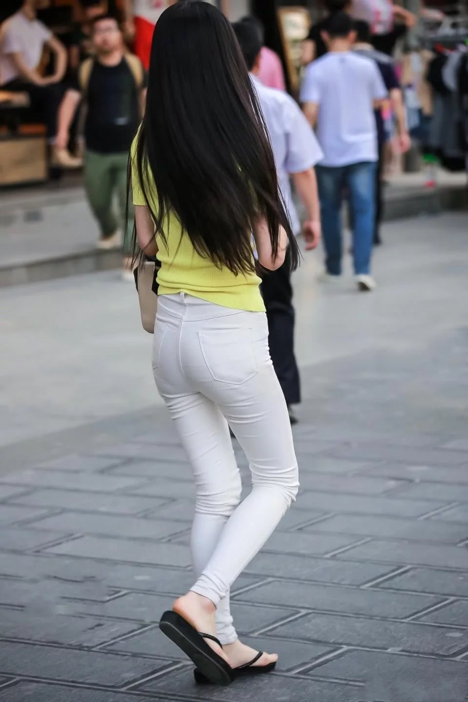 清纯女神白色紧身裤，长发飘飘，走在街上让人眼前一亮