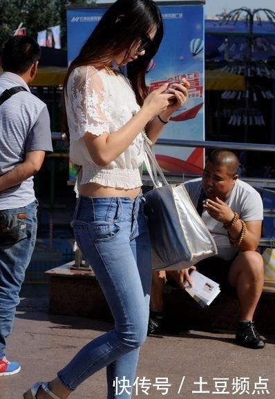  【牛仔裤】街拍：普通的白上衣牛仔裤，不同的女性穿出不同的风格