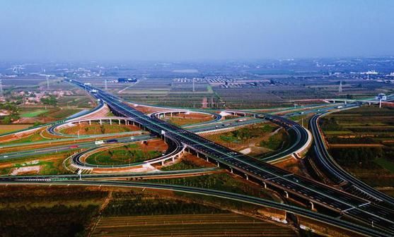 中国首条用＂垃圾＂建的公路，全长122公里，连接众多枢纽城市