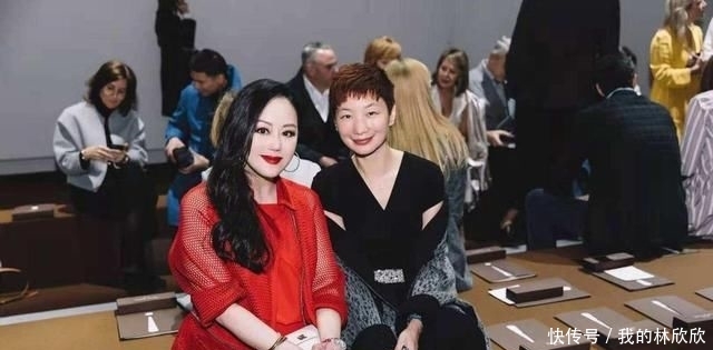  『卖力』56岁章小蕙为显嫩穿卖力了，大波浪卷发配大红色连衣裙，减龄时髦