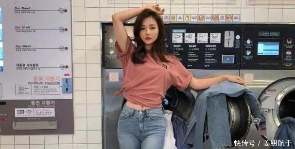 清纯可爱的牛仔裤美女，轻松秀出大长腿，回头率十足