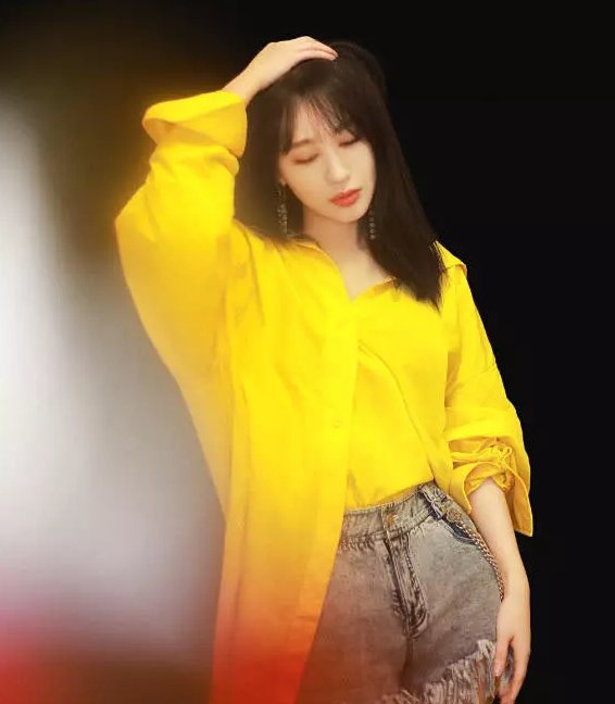 李菲儿穿露脚趾的渔网袜，不仅不辣眼还好看到爆，脚美就是不一样