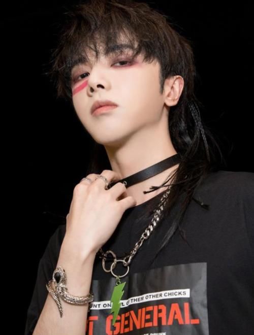 「该死」同是脏辫造型，华晨宇撩人，吴亦凡痞帅，看到千玺：这该死的魅力