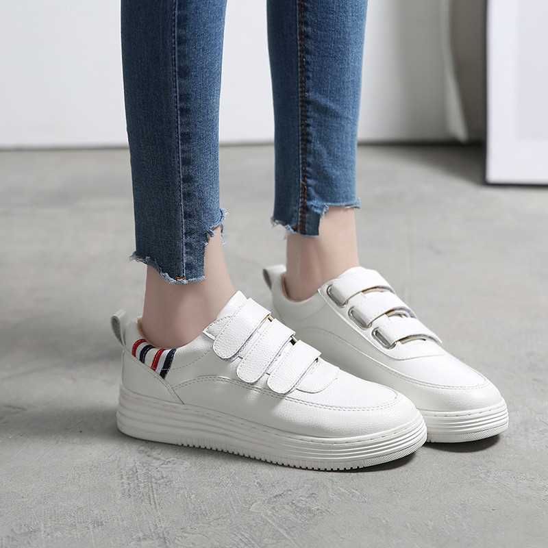 闺蜜从来不穿高跟鞋，只穿这样的休闲鞋，女人味挡不住