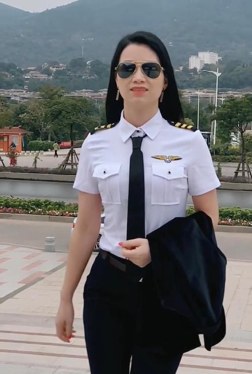  『女人』30多的女人穿制服现身，一种轻熟的女人味