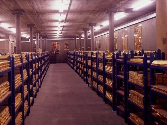 世界上最大的金库，储存了60个国家，8300吨金砖，还允许游客参观