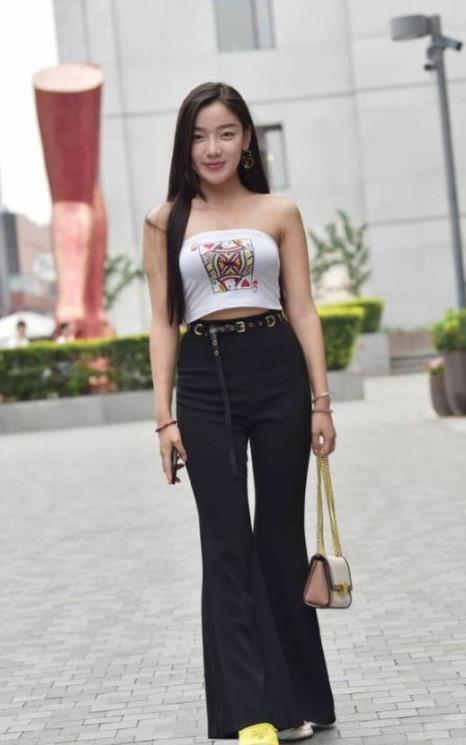 『风姿绰约』街拍:风姿绰约的白色装美女,身材高挑,彰显十足女性魅力